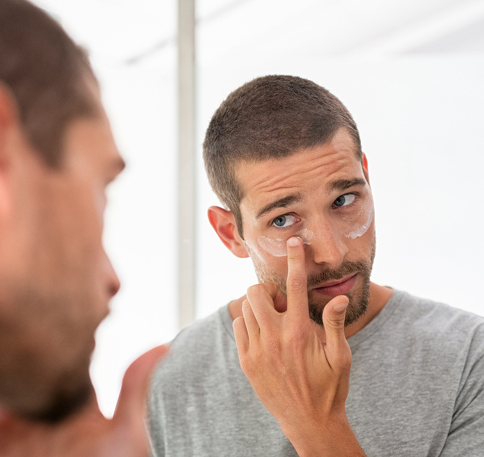 homme qui utilise de la crème