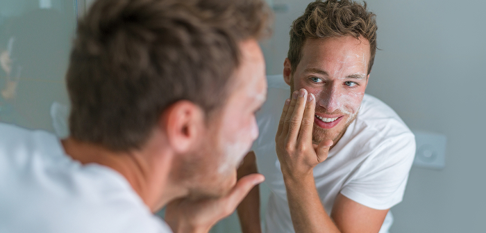 La royauté du soin homme homme qui s'applique une crème
